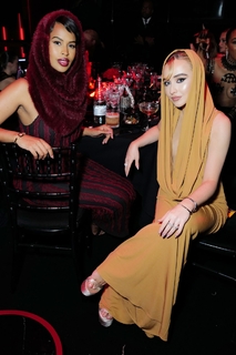 Sabrina Carpenter feet photo thumbnail