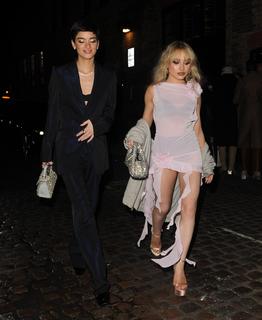 Sabrina Carpenter feet photo thumbnail