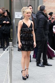 Sabrina Carpenter feet photo thumbnail