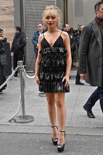 Sabrina Carpenter feet photo thumbnail