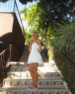Sabrina Carpenter feet photo thumbnail