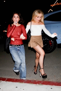 Sabrina Carpenter feet photo thumbnail