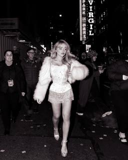 Sabrina Carpenter feet photo thumbnail