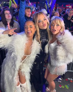 Sabrina Carpenter feet photo thumbnail