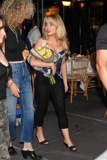 Sabrina Carpenter feet photo thumbnail