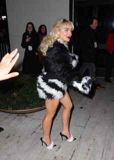 Sabrina Carpenter feet photo thumbnail