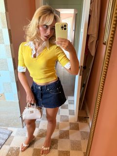 Sabrina Carpenter feet photo thumbnail