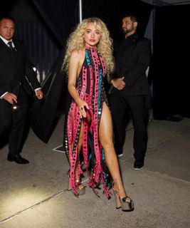 Sabrina Carpenter feet photo thumbnail