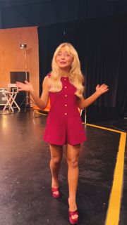 Sabrina Carpenter feet photo thumbnail