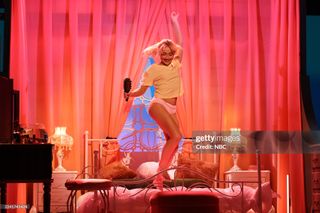 Sabrina Carpenter feet photo thumbnail