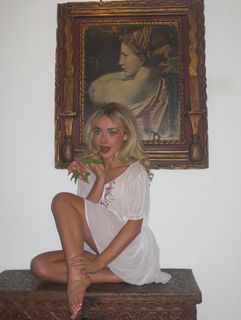 Sabrina Carpenter feet photo 3