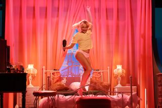 Sabrina Carpenter feet photo 14