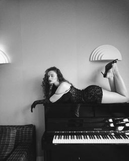 Sabrina Claudio feet photo 14