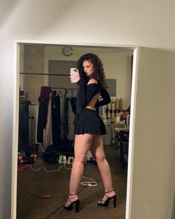 Sabrina Claudio feet photo 10