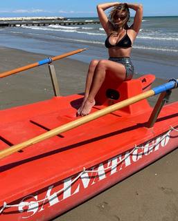 Sabrina Salerno feet photo thumbnail