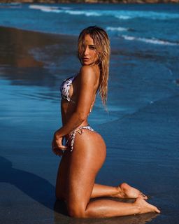Sabrina Sato feet photo thumbnail