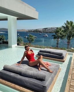 Sadaf Taherian feet photo thumbnail