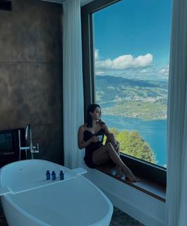 Sadaf Taherian feet photo thumbnail