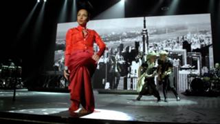 Sade feet photo thumbnail