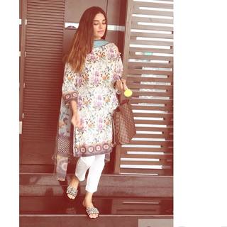 Sadia Khan feet photo 9