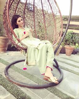 Sadia Khan feet photo 1