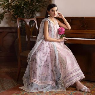 Sadia Khan feet photo 8