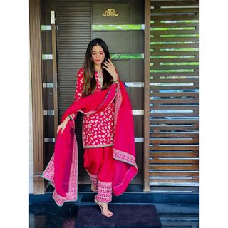 Sadia Khan feet photo 3