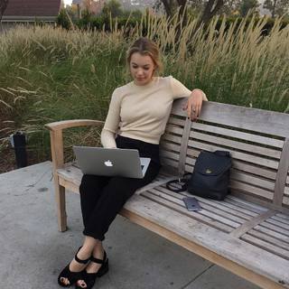 Sadie Calvano feet photo thumbnail
