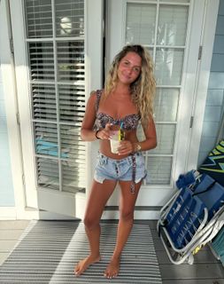 Sadie Crowell feet photo thumbnail