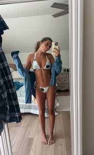 Sadie Crowell feet photo thumbnail