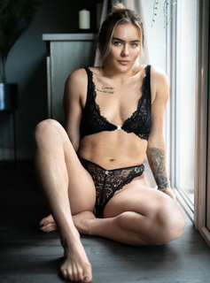 Sadie Gibbs feet photo 6