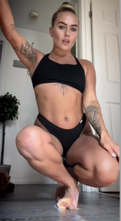 Sadie Gibbs feet photo 7
