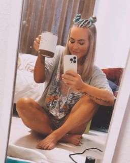 Sadie Gibbs feet photo 13