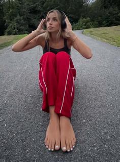 Sadie Mckenna feet photo thumbnail