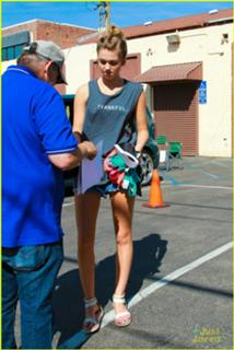 Sadie Robertson feet photo thumbnail