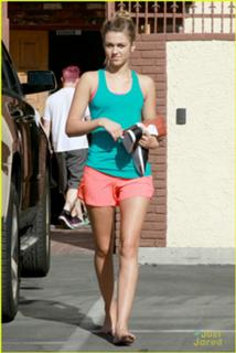 Sadie Robertson feet photo thumbnail