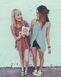 Sadie Robertson feet photo thumbnail