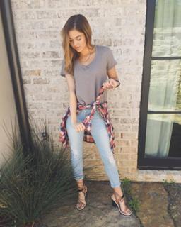 Sadie Robertson feet photo thumbnail