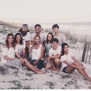 Sadie Robertson feet photo thumbnail