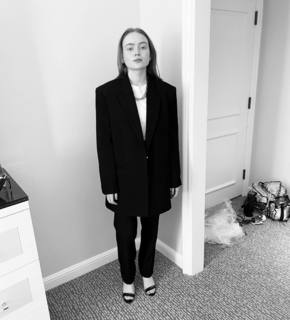 Sadie Sink feet photo thumbnail