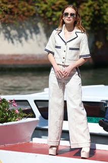 Sadie Sink feet photo thumbnail