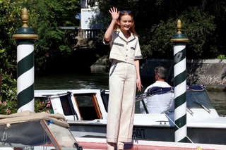 Sadie Sink feet photo thumbnail