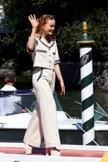 Sadie Sink feet photo thumbnail