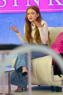 Sadie Sink feet photo thumbnail