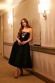 Sadie Sink feet photo thumbnail