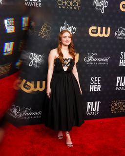 Sadie Sink feet photo thumbnail