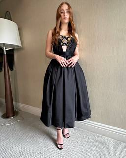 Sadie Sink feet photo thumbnail