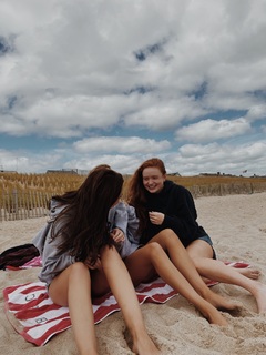 Sadie Sink feet photo thumbnail