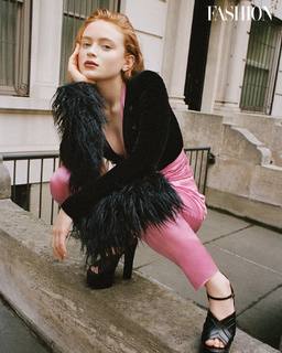 Sadie Sink feet photo thumbnail