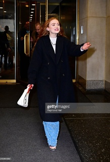 Sadie Sink feet photo thumbnail
